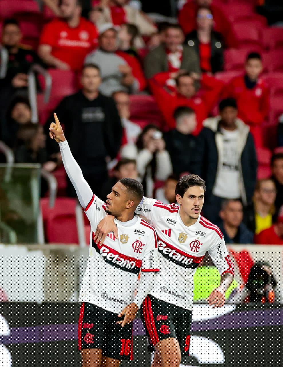 Samuel Lino marca na reta final e livra Flamengo de derrota para o Internacional