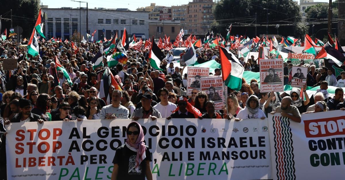 Manifestazione pro-Palestina a Roma, 1 milione per Gaza e Flotilla, striscione "7 ottobre giornata della Resistenza palestinese" - DIRETTA