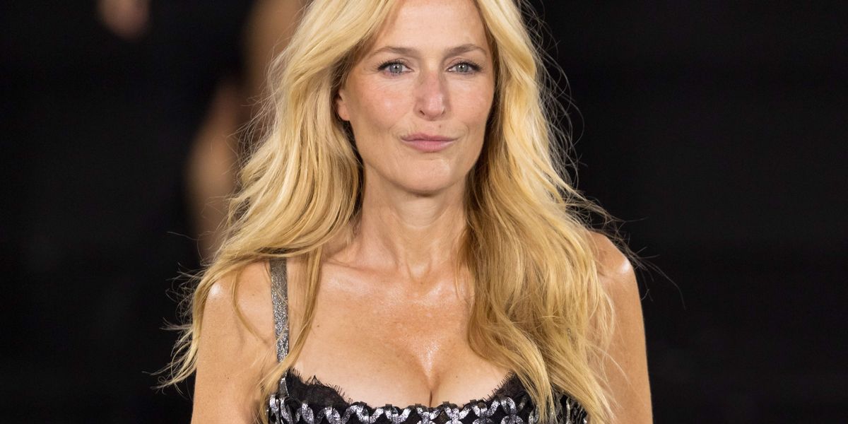 Gillian Anderson oozes sex appeal at Paris Fashion Week & lesbians are feral