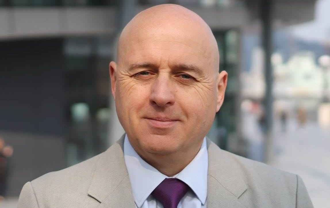 Veteran Tory defects to Reform on eve of conference