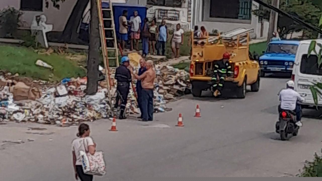 Vecinos de Marianao se enfrentan a trabajadores de la Empresa Eléctrica que les quitan la corriente