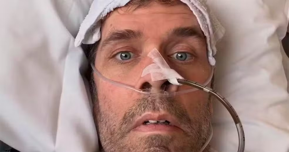 Perez Hilton está internado em estado grave e precisará de cirurgia após automutilação ao vivo
