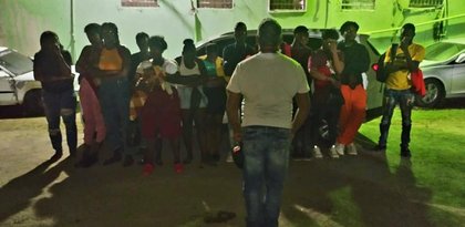 EjĂŠrcito remite al Ministerio PĂşblico a conductor detenido con 15 haitianos indocumentados