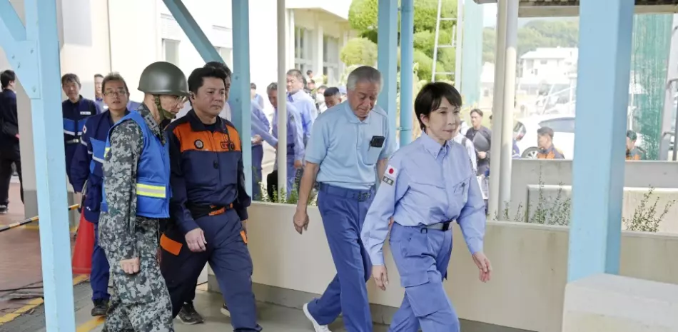 La premier Takaichi visita el sur de Japón tras el sismo y en medio de una ola de calor