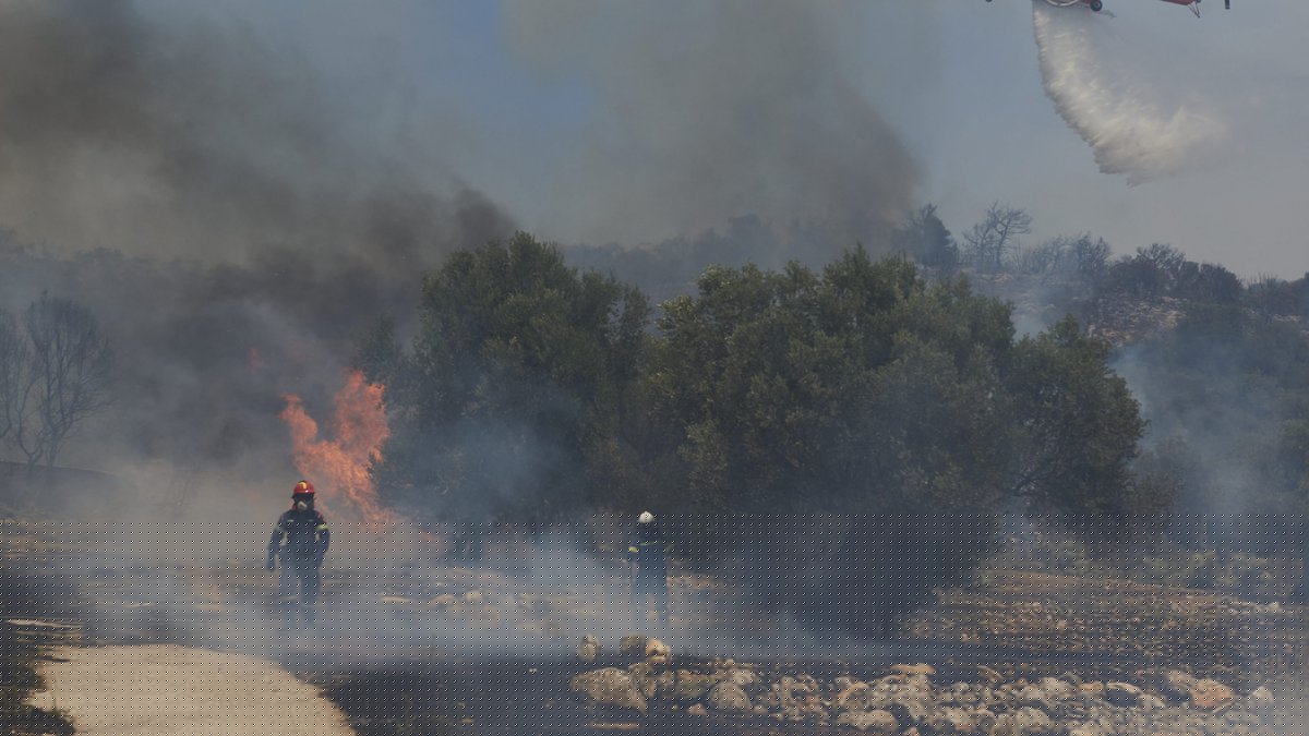 Pris au piège sur l'île de Paros en Grèce, les vacances en famille virent au cauchemar à cause d'un violent incendie : "On avait l'impression que tout était en flammes, c'était terrifiant"