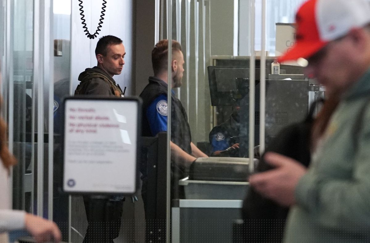 ICE y TSA fortalecen operativo en aeropuertos para localizar y detener a inmigrantes, según fuentes