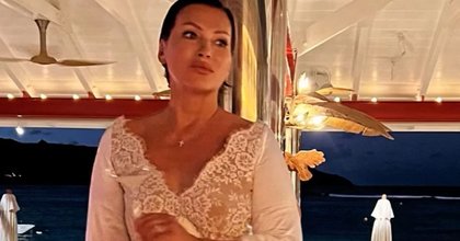Poput boginje u beloj svilenoj haljini: Nina ostavila bez daha sve, pozira u restoranu, evo koju deceniju gazi