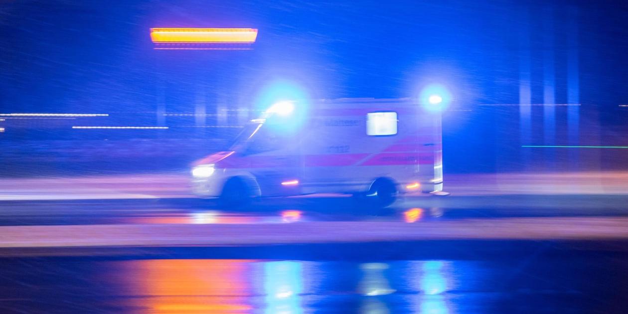 Auto kommt von Kreisstraße ab und landet auf dem Dach: Fahrer lebensgefährlich verletzt
