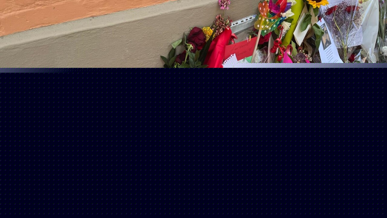 In via Paolo Fabbri la processione per Guccini tra fiori e biglietti d'affetto. Sabato a Bologna lutto cittadino