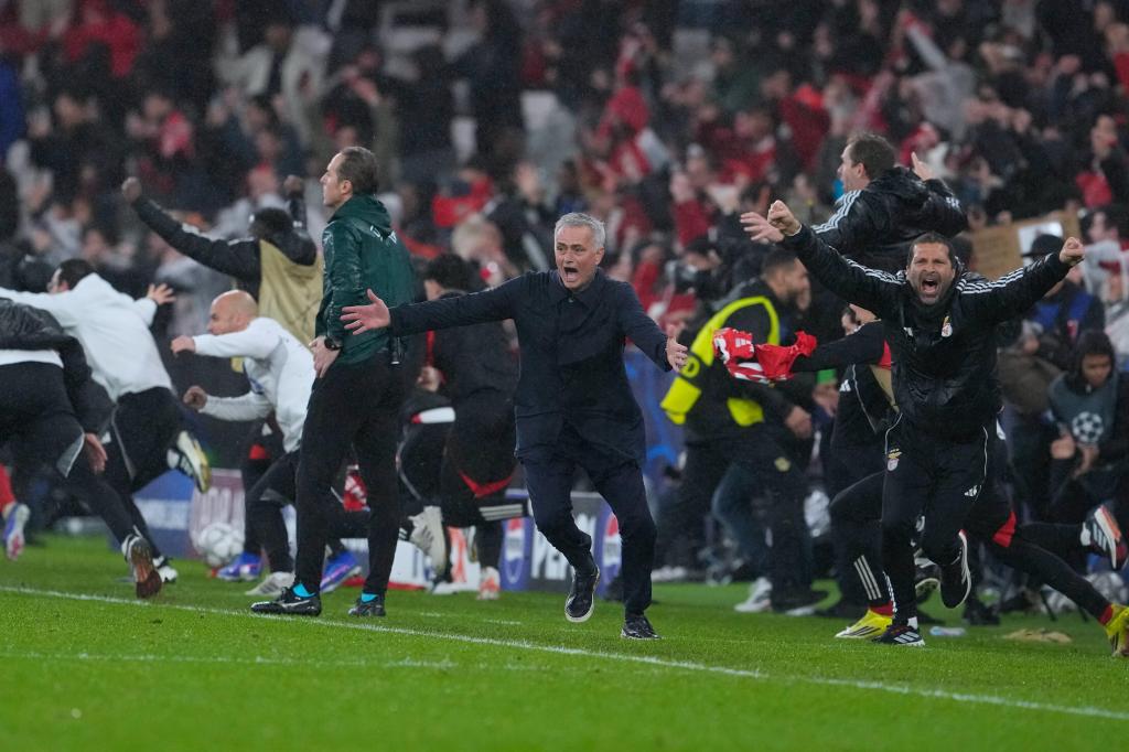 Gol anotado por el portero en el descuento lleva al Benfica a octavos de final en la Champions