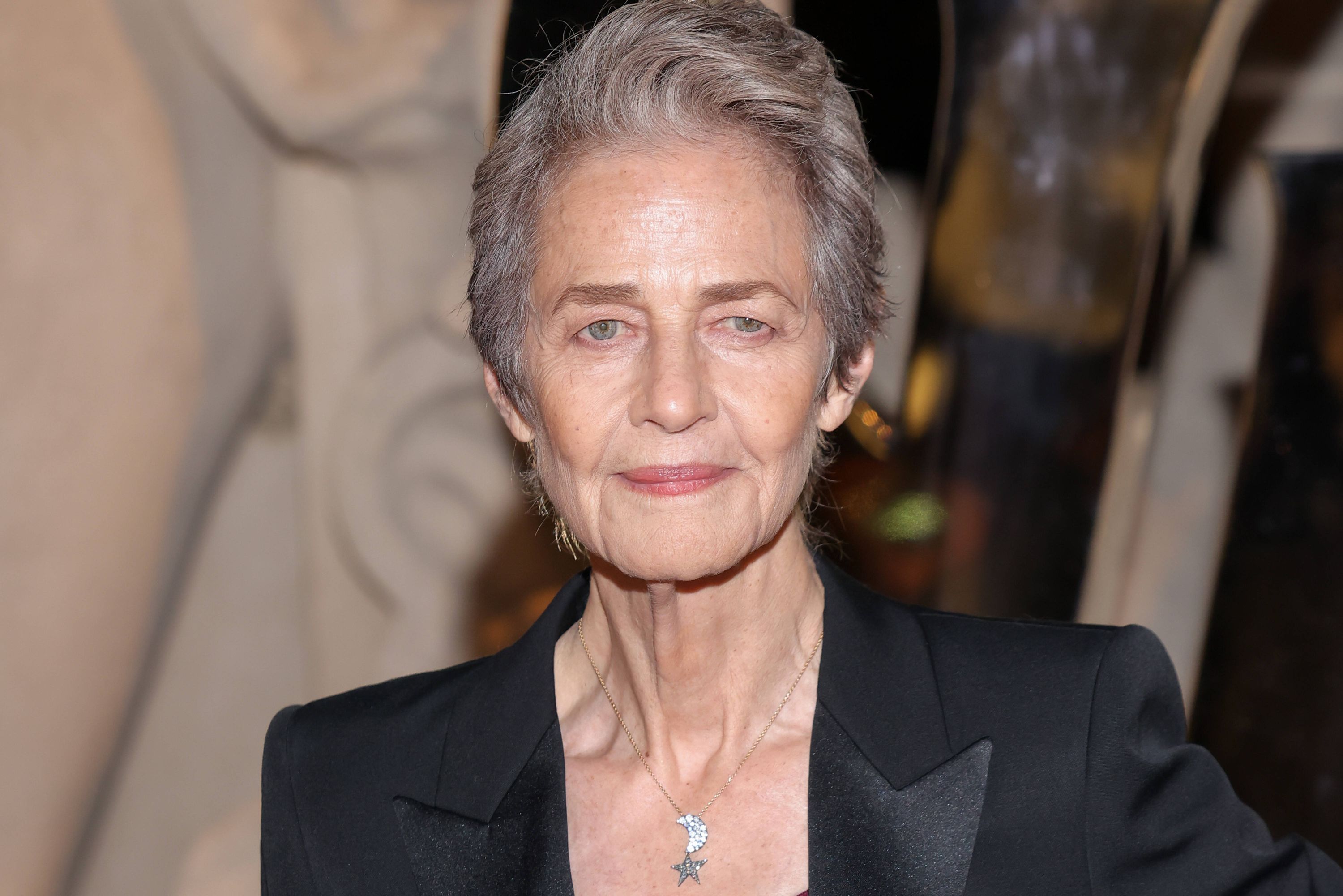 « Absolument honteux » : Charlotte Rampling indignée par la « profanation » de la tombe de son grand-père