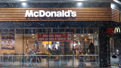 ‘That’s a first for me’: McDonald’s worker looks up and sees what just pulled up to the drive-thru window, and his reaction is priceless