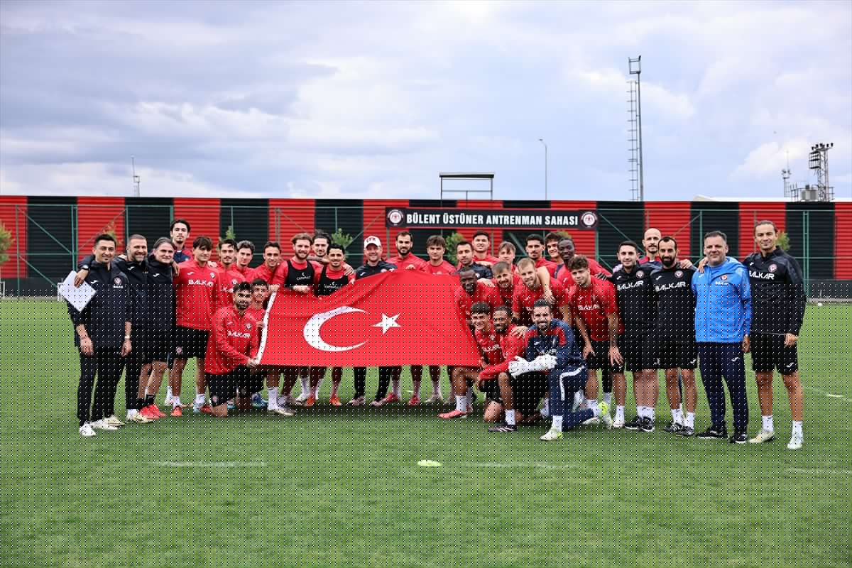 Arca Çorum FK, Beşiktaş Maçı Öncesi Zafer Bayramı'nı Kutladı ve İstanbul'a Gitti