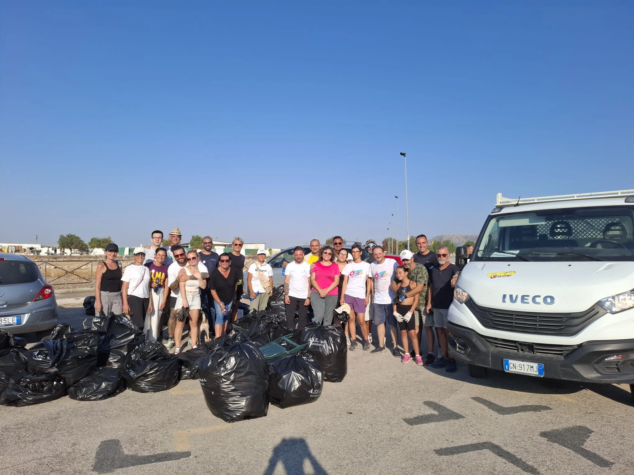 Ózze si presenta alla città e passa subito all’azione: raccolti 1.745 kg di rifiuti