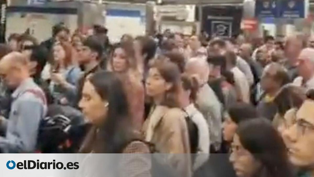Metro de Madrid impide a los viajeros subir a andenes de Nuevos Ministerios para evitar aglomeraciones junto a las vías