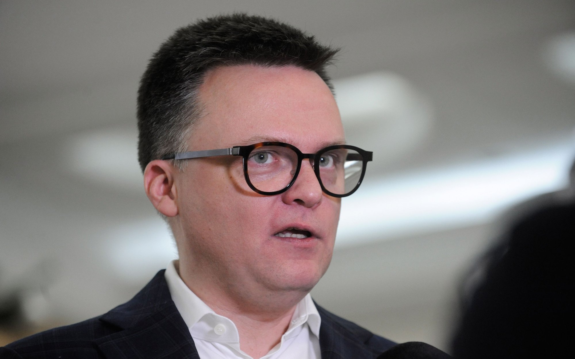 „Z zupy rybnej ryby się nie złoży”. Byli premierzy komentują plany Szymona Hołowni