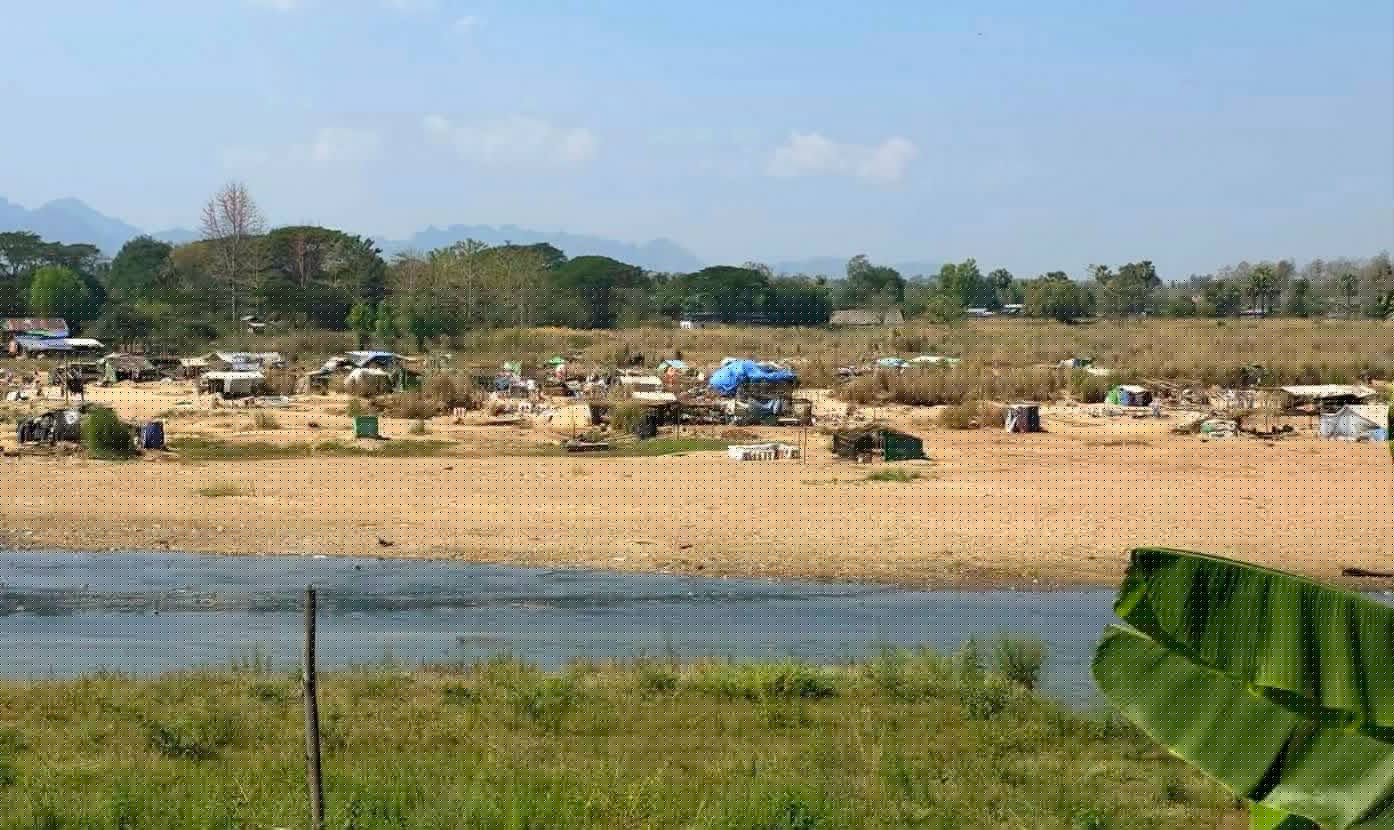 Displaced Civilians Flee to Thai Border River Amid Junta Bombardment in Karen State