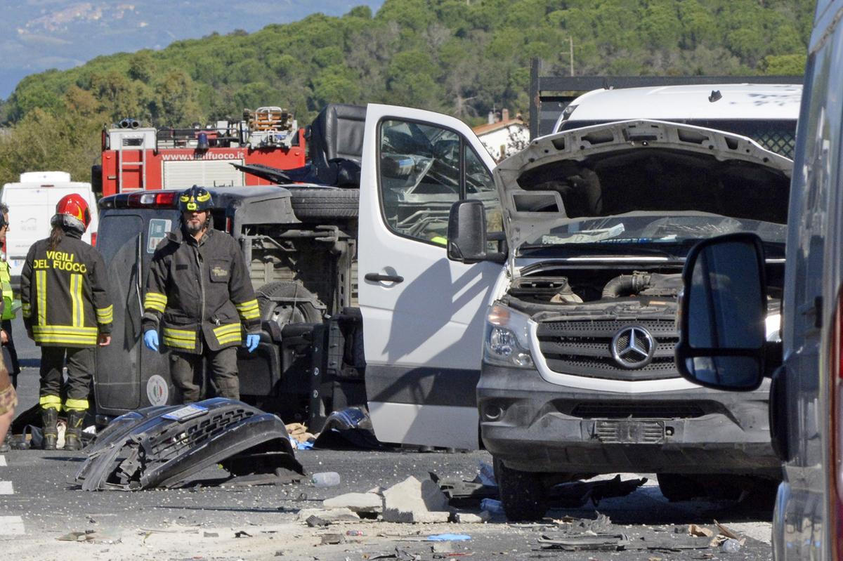 Strage sull’Aurelia, la famiglia in vacanza distrutta dopo lo schianto contro il furgone in panne