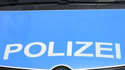 Knapp drei Promille: Autofahrer kann sich kaum auf den Beinen halten