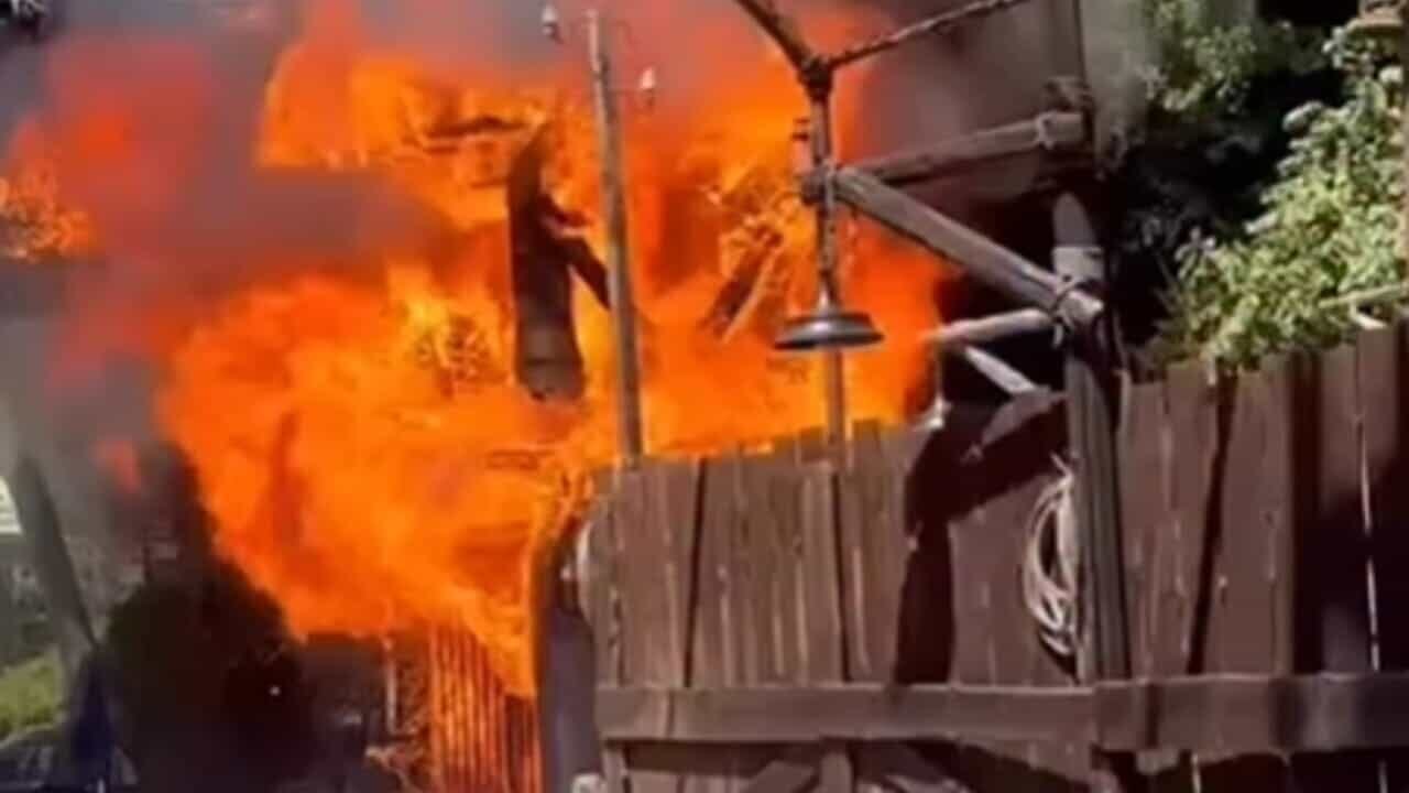Incendio a Gardaland: fumo e fiamme nella zona del Far West, poi l'intervento dei vigili del fuoco