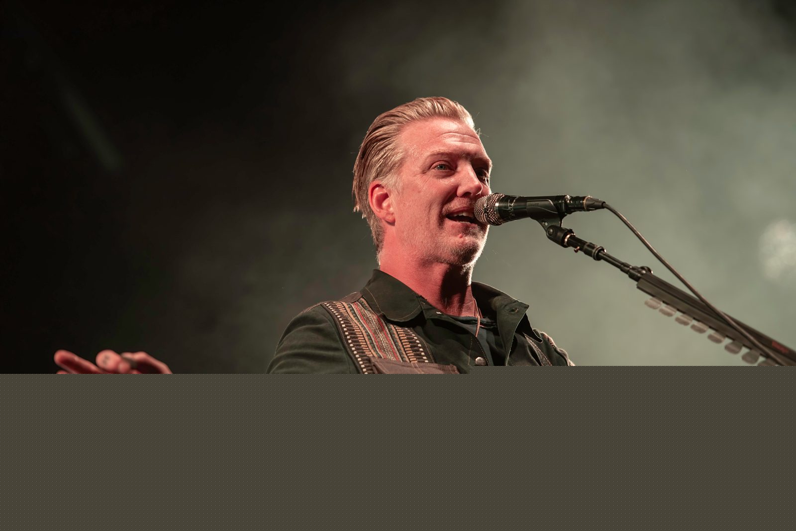 Queens Of The Stone Age’s Josh Homme Condemns Anti-Smoking Policy & Flock Cameras During Onstage Speech