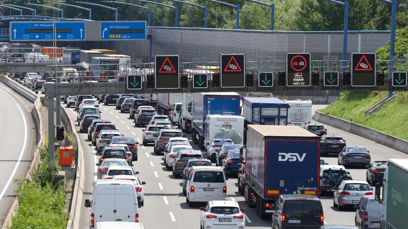 Verkehr: Reiserückkehrer sorgen für Stau auf Autobahnen im Norden