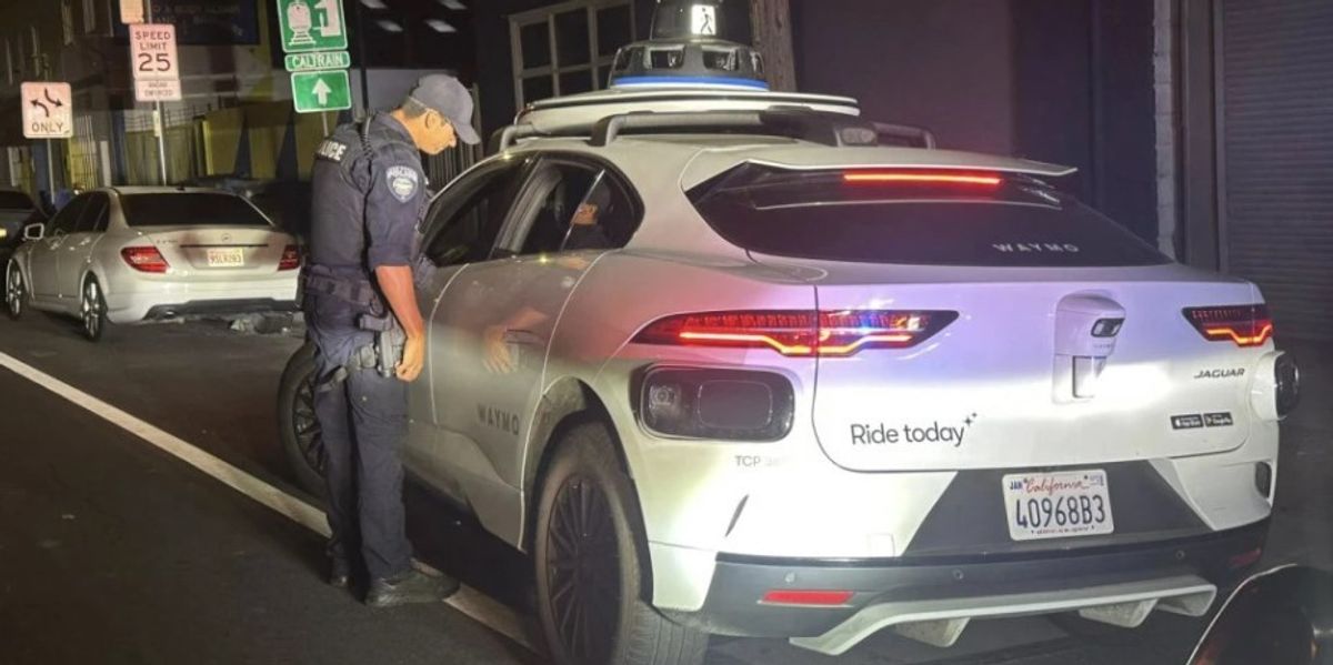 Ndalën veturën që kishte shkelur rregullat e trafikut, policia në Kaliforni nuk kishte kujt t’ia shkruante gjobën – doli të jetë automjet autonom