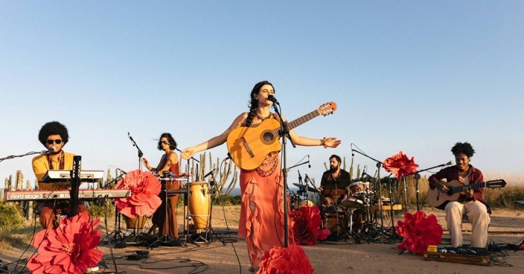 Mari Jasca lança álbum com versões ao vivo e músicas inéditas