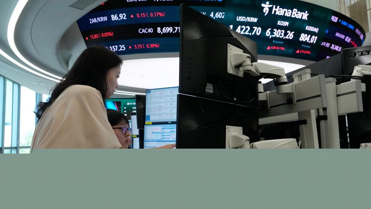 Asia shares pause for US jobs, oil extends gains