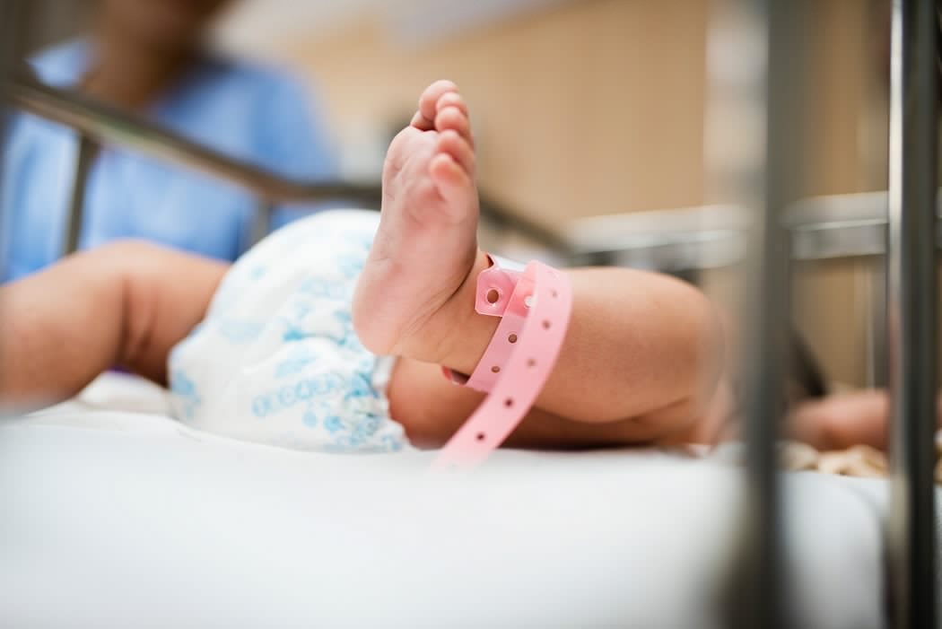 Medic: Opt bebeluşi de la maternitatea din Târgu Mureş au avut bacteria Serratia Marcescens în luna iunie, aceeași care a fost identificată în cazul bebelușilor decedați la Iași / Modul în care erau dezinfectate cateterele ombilicale ale bebeluşilor a favoriat răspândirea bacteriei