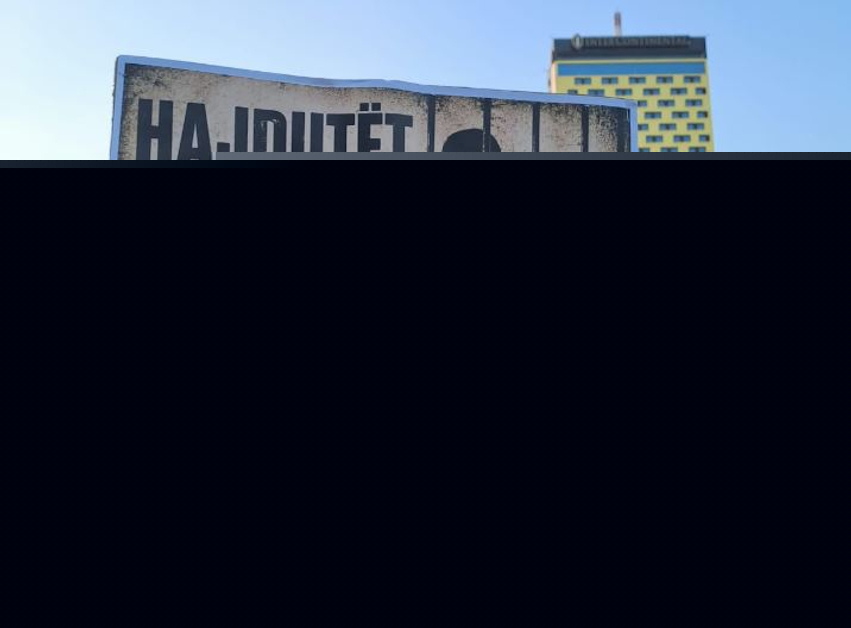 “Hajdutët në burg, jo në Evropë!” – Dita e 73-të e protestës, qytetarët ‘flasin’ me pankarta