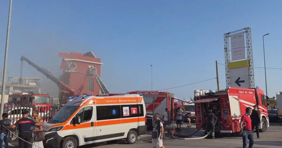 Messina, causa forse un cedimento strutturale. I testimoni hanno sentito un tremore prima del crollo