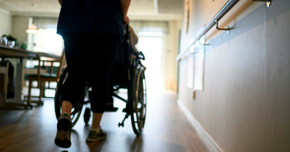 Insändare. Svar: Omsorg av äldre måste ge högre lön än på Ica