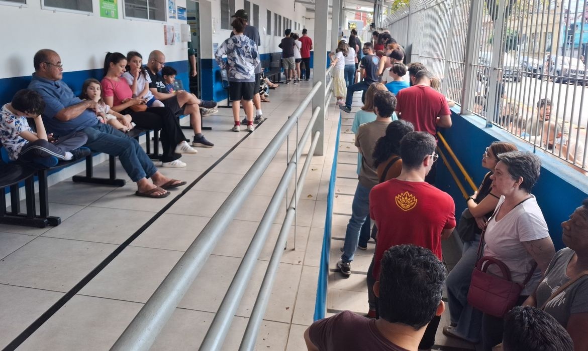 Paulistanos enfrentam filas para vacinação contra sarampo no primeiro sábado da campanha