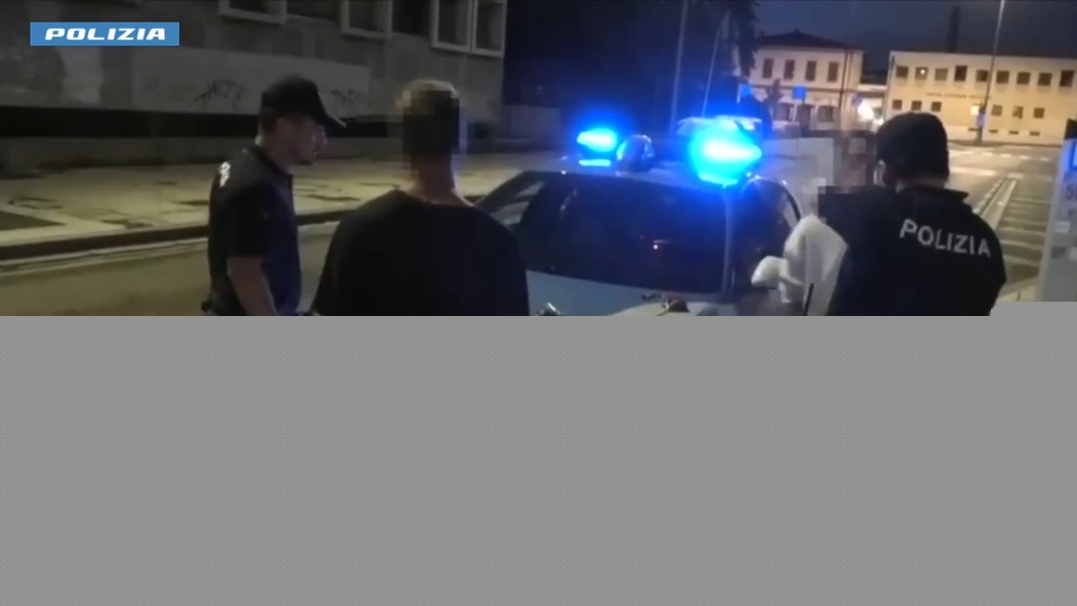 Viene fermato dalla polizia, minaccia e colpisce con gomitate un agente: arrestato 42enne