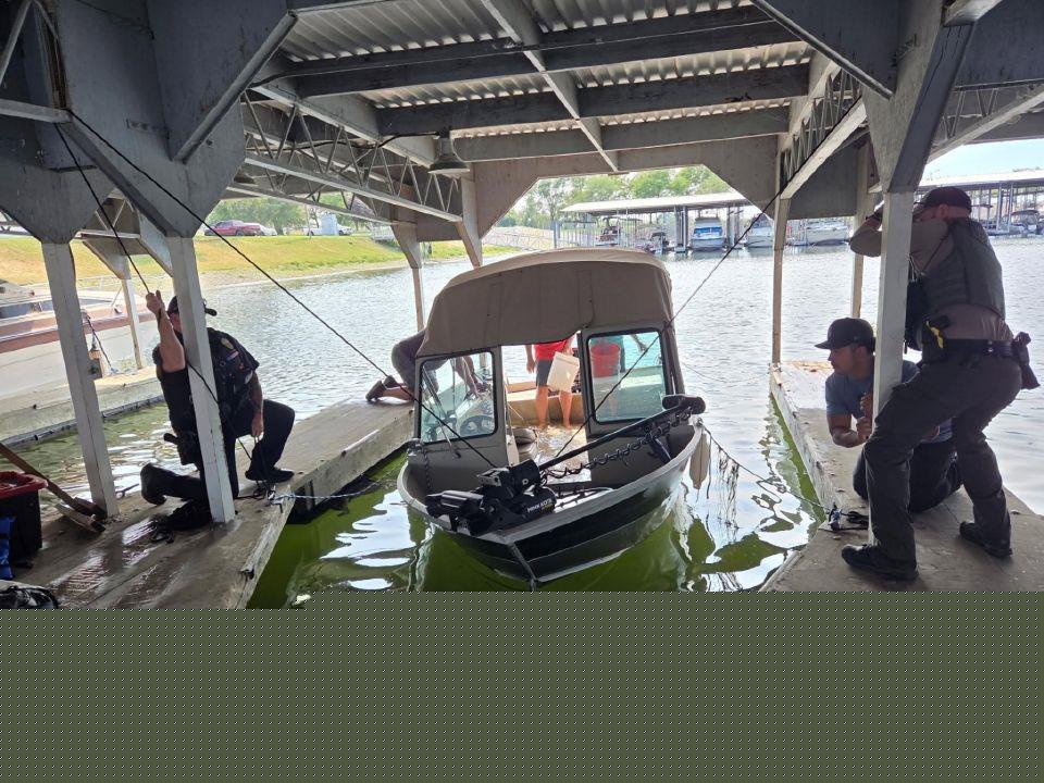 Umatilla police officers pull sinking boat out of marina