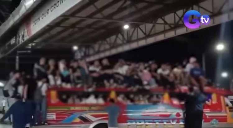 Jeepney in Iloilo Goes Viral After 30 Passengers Ride on Roof & Over 15 Hang on Sides