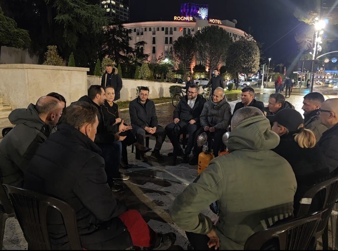 “Qeveri tranzitore, reformë zgjedhore dhe tryezë pa kryetarë”, Forumi i Dialogut Politik takon Adriatik Lapajn dhe aktivistët e “Shqipëria Bëhet”