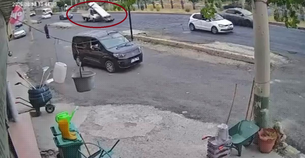 Diyarbakır'da fren yapan kamyonetin demirleri yola savruldu: Kaza anları kamerada