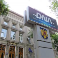 Avocata Adriana Georgescu, membră a PNL Sector 1, reținută de DNA în dosarul luării de mită de la un om de afaceri. Procurorii l-au reținut și pe bărbatul care pretindea că e general SIE | AUDIO