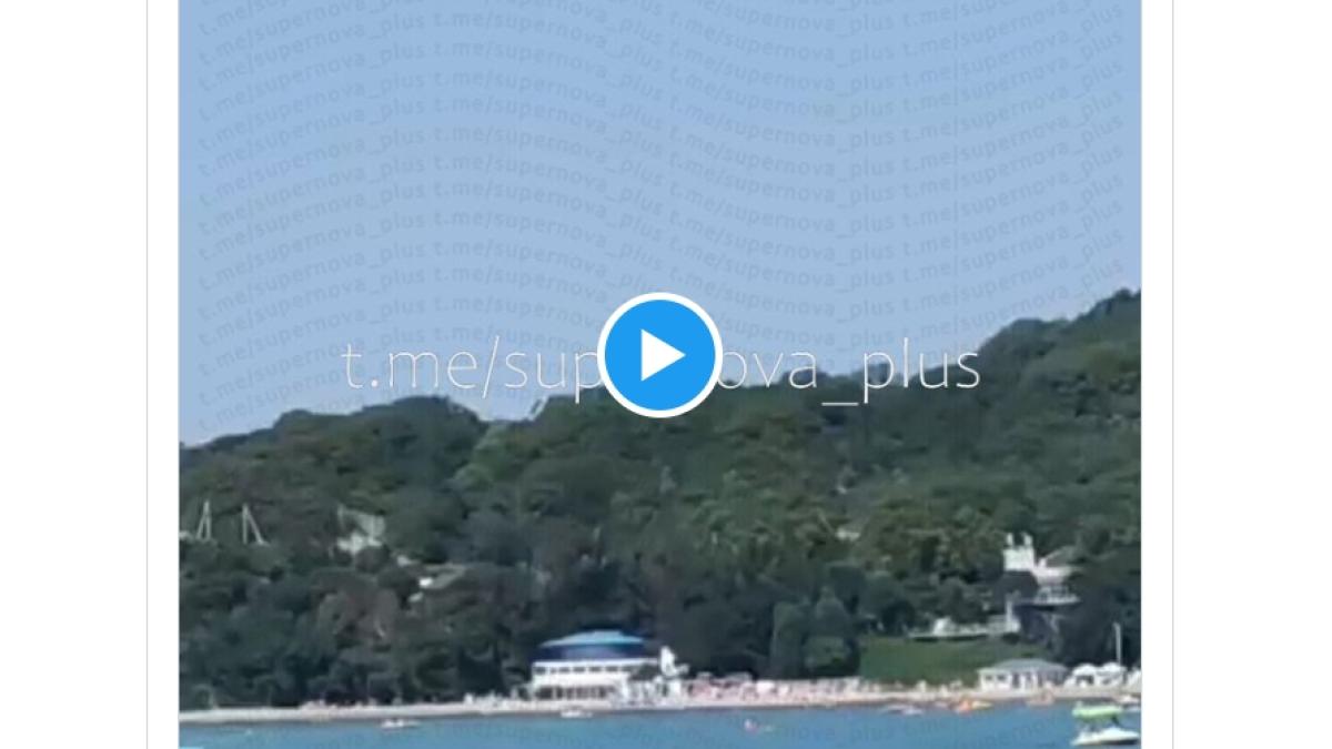 Momentul în care o dronă se prăbușește pe o plajă rusească plină de turiști de la Marea Neagră - Video