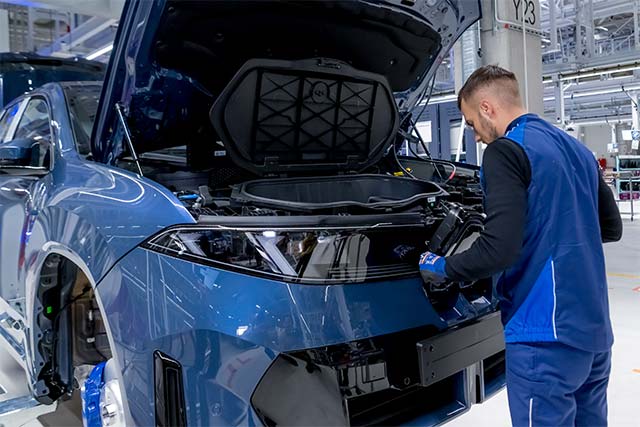 BMW Plant Debrecen Builds 50,000th BMW iX3 in Record Time