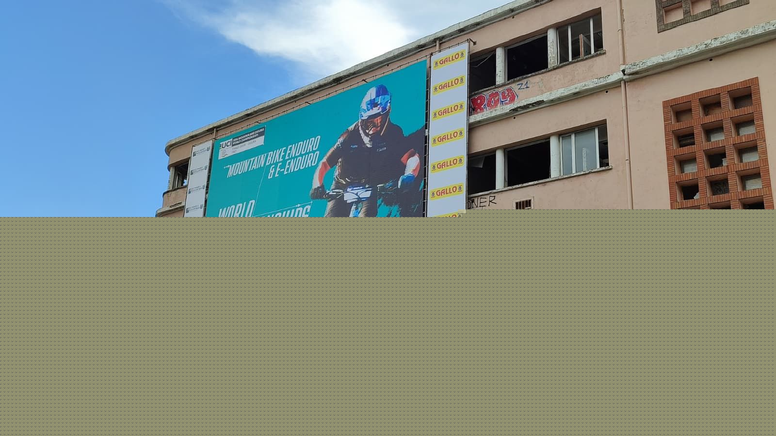 Finale Ligure si prepara al Mondiale di Enduro di ottobre: una maxi affissione "veste" parte dell'ex Piaggio