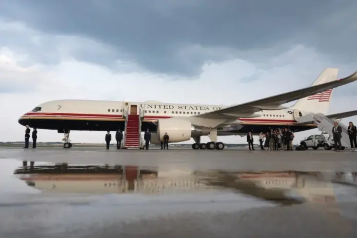 Air Force One khoác lên mình màu sơn mới.