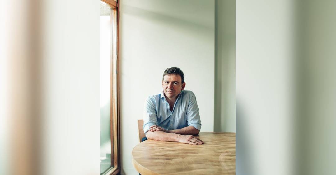 Autor de ‘Um Dia’, David Nicholls lança novo livro e desabafa sobre maturidade: “Escrevo sobre amor”