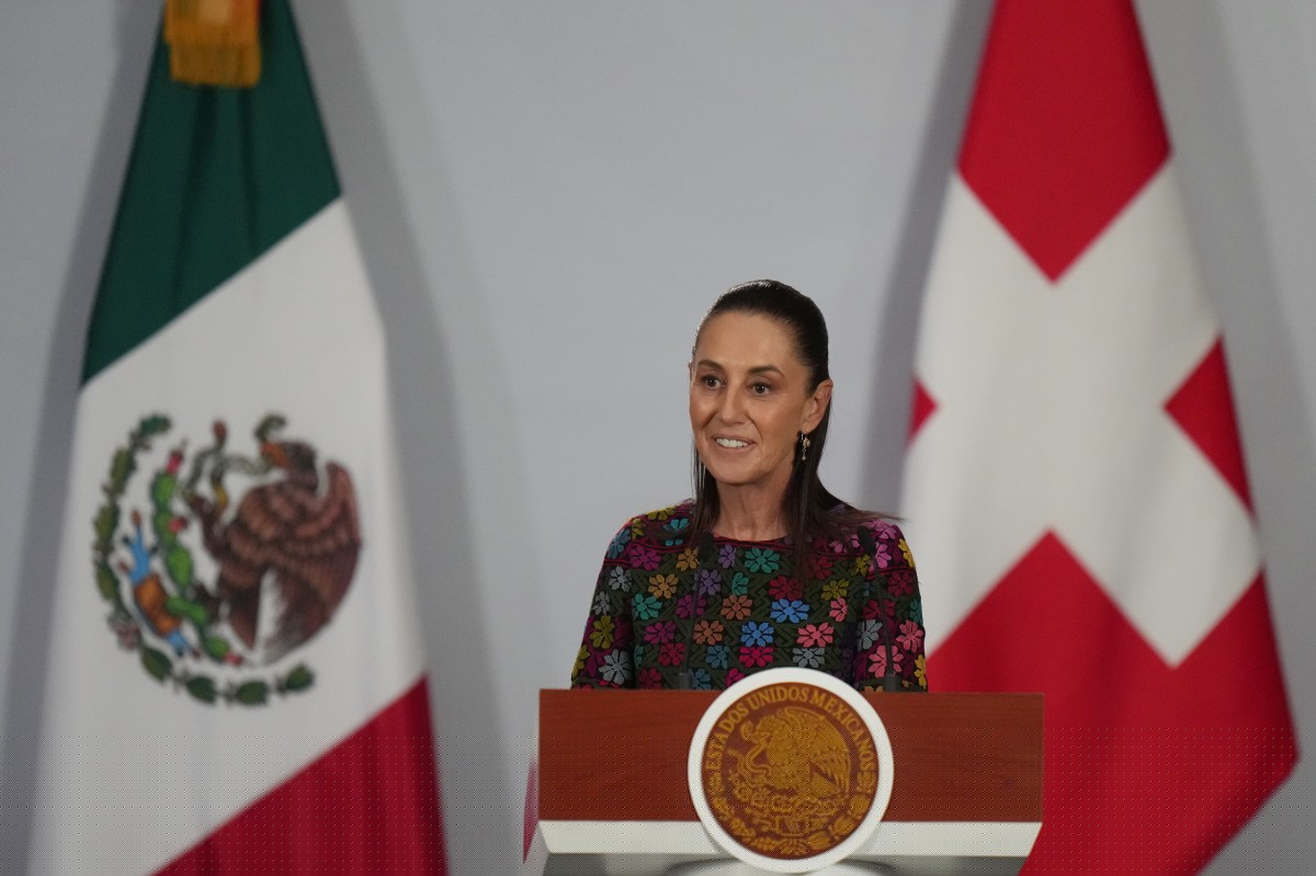 La Opinión Hoy: Acusan a Claudia Sheinbaum de desafiar política de Trump hacia Cuba