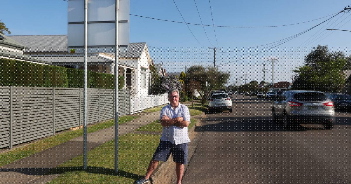 'It's like Fawlty Towers': Is this school zone sign installed backwards?