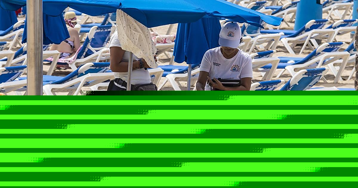 Cuánto dinero cobra un socorrista, un camarero o un trabajador de hotel: los sueldos de los trabajos de verano en España
