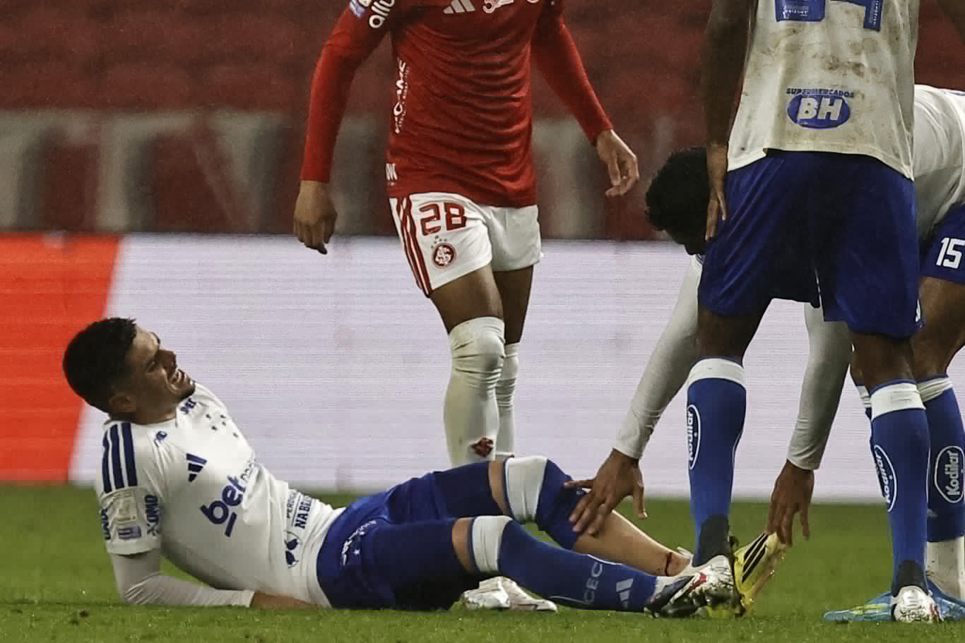 Egy brazil játékos eltörte az ellenfele lábát, most addig nem játszhat, míg az fel nem gyógyul