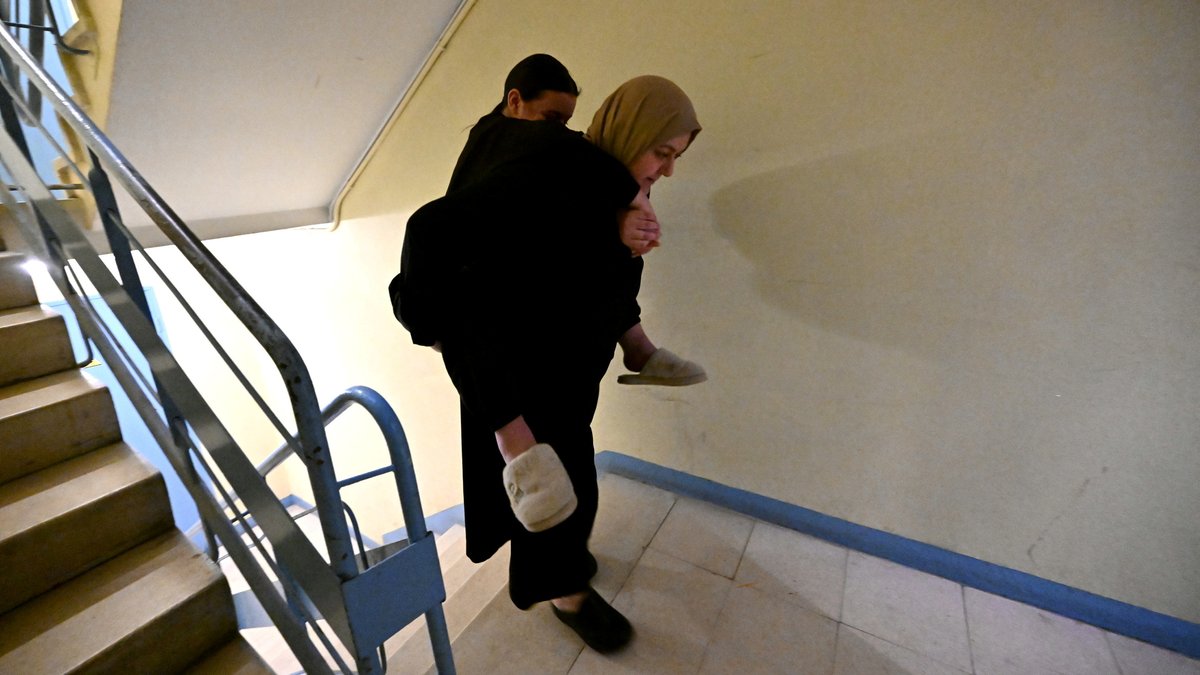 Bloquée au 2e étage sans ascenseur, cette lycéenne handicapée rate des cours pour ne pas épuiser le dos de ses parents